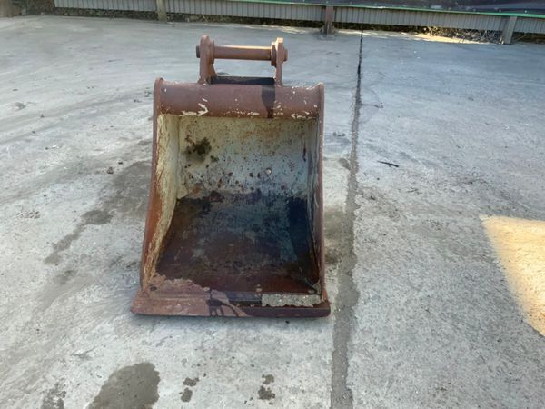 24" DIGGING BUCKET...4/6 TONNE......45mm....352 253979085