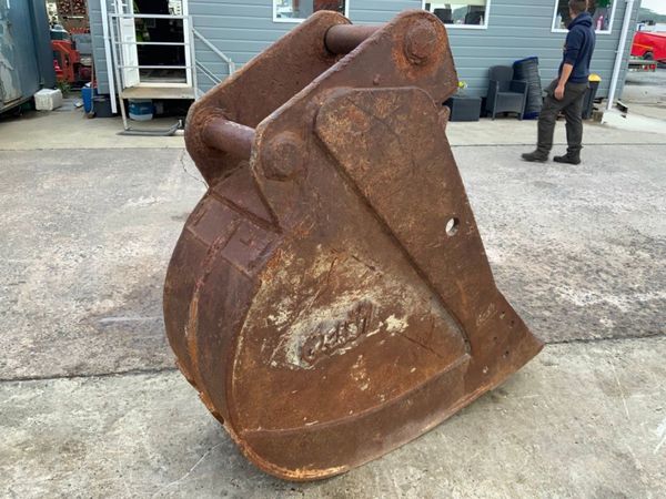 24 GEITH DIGGING BUCKET....90mm PINS........263H. 266005194