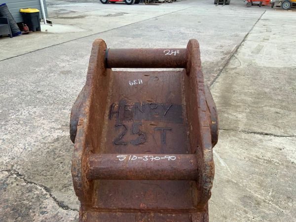 24 GEITH DIGGING BUCKET....90mm PINS........263H. 266005192