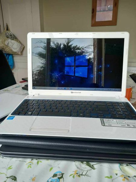Packard Bell laptop - 8 gig ram - Windows 10