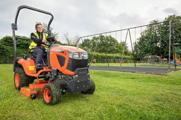 Rear discharge lawn online tractor