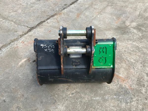 *** MINI DIGGER BUCKET........30mm  PINS ....1671 260616161