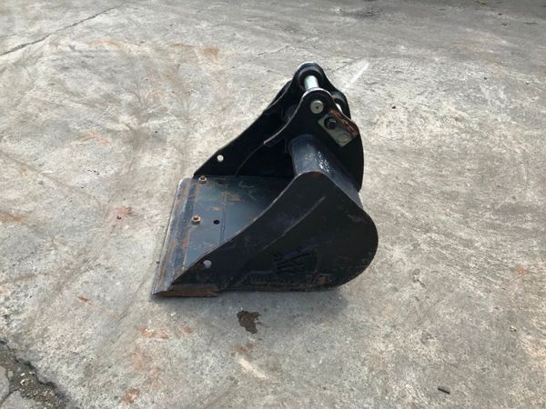 *** MINI DIGGER BUCKET........30mm  PINS ....1671 260616163