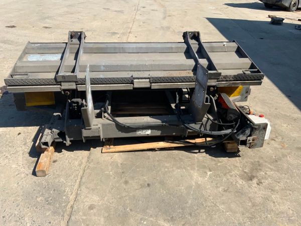 2018. DHOLLANDIA TUCK AWAY TAIL LIFT.. 260870729