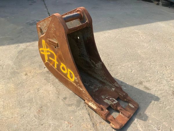 18" VOLVO SCOOP BUCKET...70mm PINS.....#7OD. 261576914