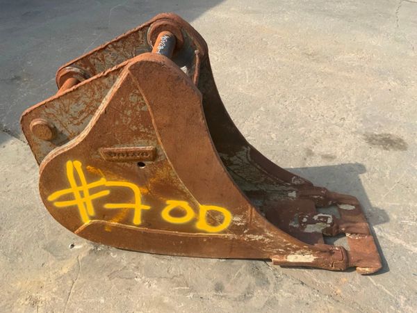 18" VOLVO SCOOP BUCKET...70mm PINS.....#7OD. 261576915