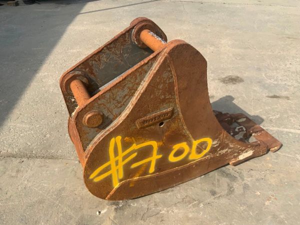 18" VOLVO SCOOP BUCKET...70mm PINS.....#7OD. 261576916