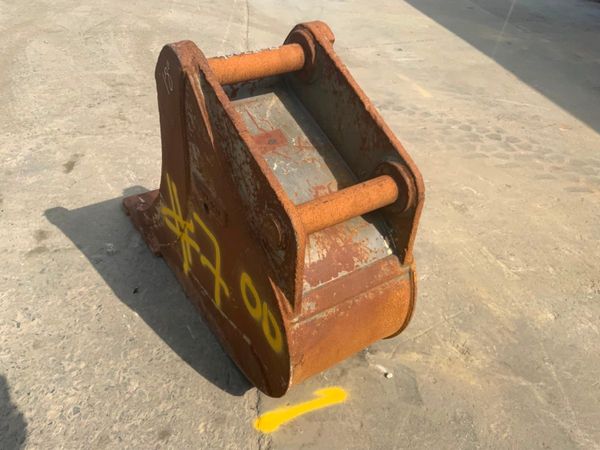 18" VOLVO SCOOP BUCKET...70mm PINS.....#7OD. 261576917