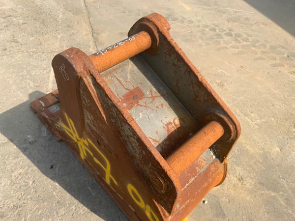 18" VOLVO SCOOP BUCKET...70mm PINS.....#7OD. 261576918