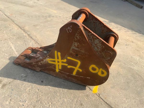 18" VOLVO SCOOP BUCKET...70mm PINS.....#7OD. 261576919