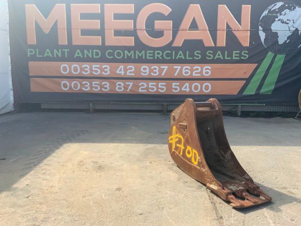 18" VOLVO SCOOP BUCKET...70mm PINS.....#7OD. 261576910