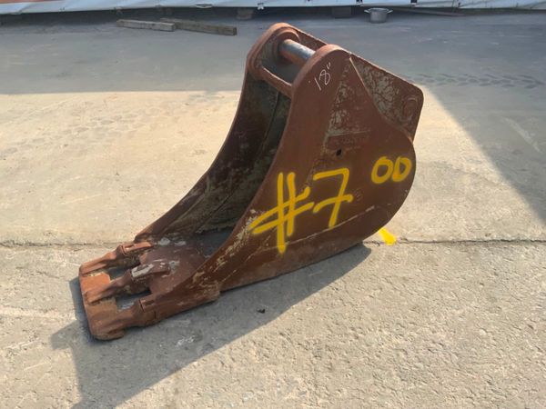 18" VOLVO SCOOP BUCKET...70mm PINS.....#7OD. 261576912