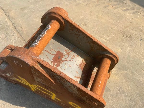 18" VOLVO SCOOP BUCKET...70mm PINS.....#7OD. 261576913