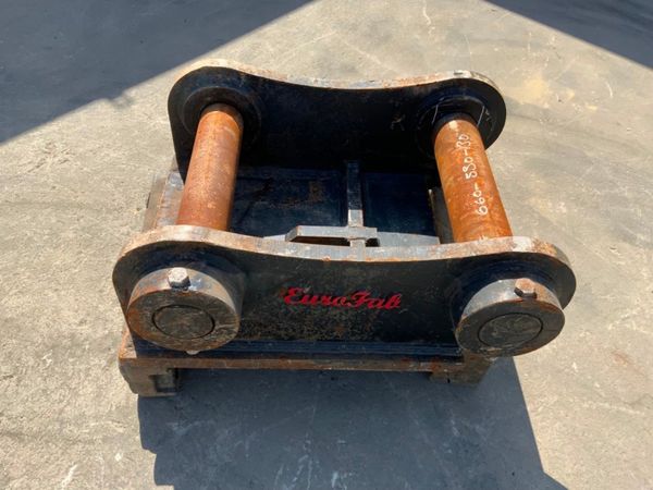 QUICK HITCH LIFTING ATTACHENT....130mm PINS. 261717869