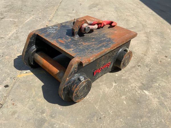 QUICK HITCH LIFTING ATTACHENT....130mm PINS. 261717877