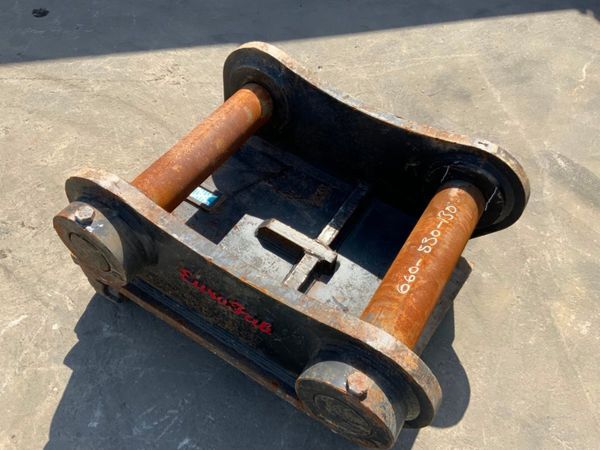 QUICK HITCH LIFTING ATTACHENT....130mm PINS. 261717870