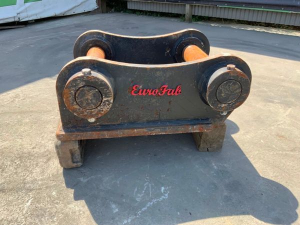 QUICK HITCH LIFTING ATTACHENT....130mm PINS. 261717872