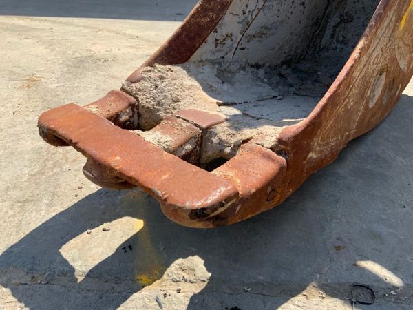 24" DIGGING BUCKET.....20 TON ....80mm.......#120D 261817032
