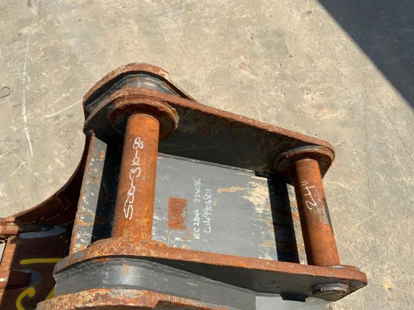 24" DIGGING BUCKET....20 TONNE...80mm PINS..130D 261818324