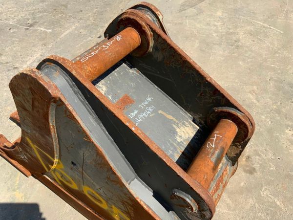 24" DIGGING BUCKET....20 TONNE...80mm PINS..130D 261818326