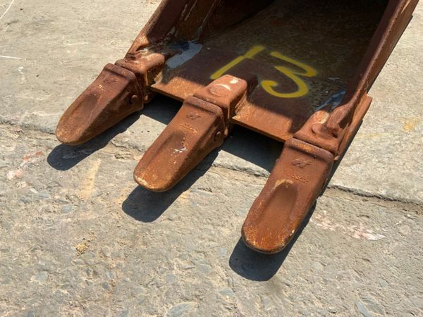 24" DIGGING BUCKET....20 TONNE...80mm PINS..130D 261818329