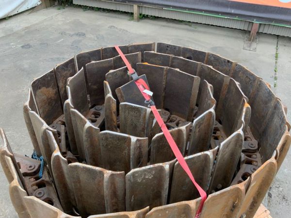 KOMATSU DOZER PADS & CHAINSETS.......1195. 262934227