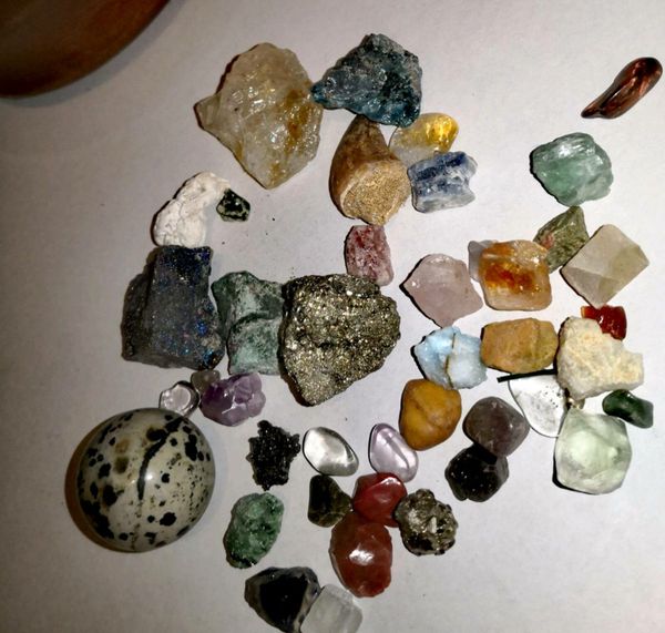 Lovely stone/gemstone collection +a fossil