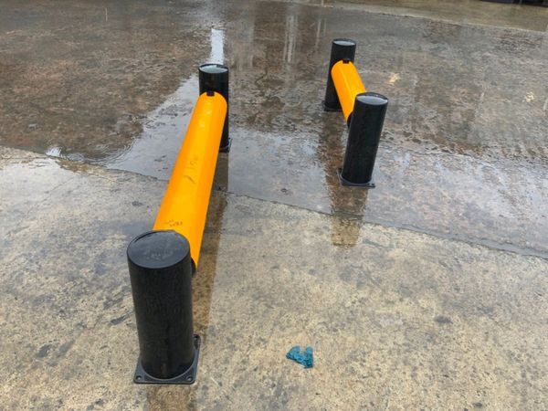 LIGHT WEIGHT CRASH BARRIERS x 2. 275801696