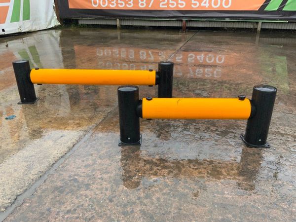 LIGHT WEIGHT CRASH BARRIERS x 2. 275801698