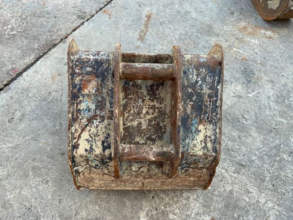 24" DIGGING BUCKET.....60mm PINS.....88. 277212727