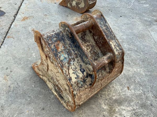 24" DIGGING BUCKET.....60mm PINS.....88. 277212728