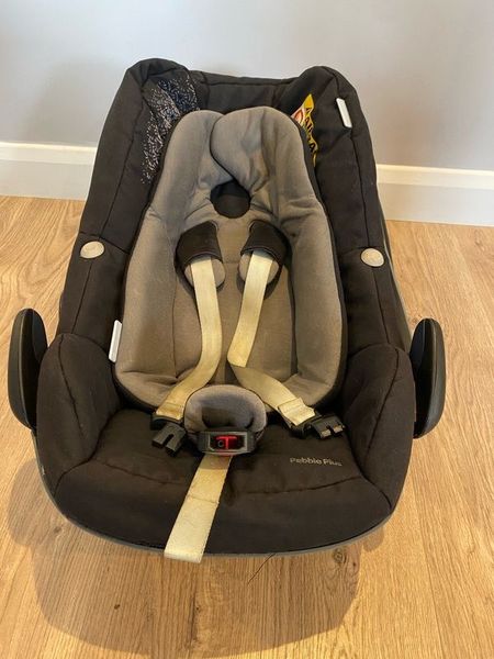 Maxi Cosi Pebble Plus Car Seat including newborn insert and Maxi Cosi  2wayFix base for sale in Co. Dublin for €50 on DoneDeal