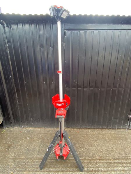 Milwaukee m18 tripod light hot sale