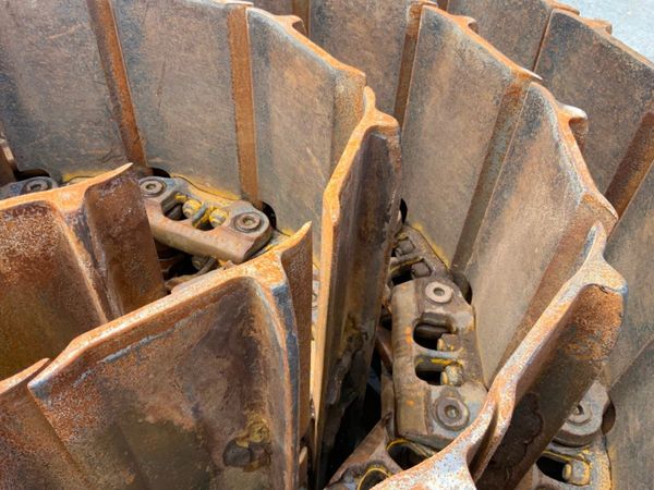 KOMATSU DOZER CHAINS AND PADS.......5640. 270186854