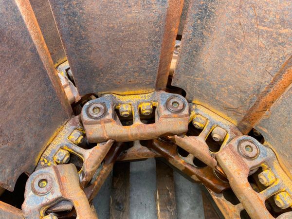 KOMATSU DOZER CHAINS AND PADS.......5640. 270186855
