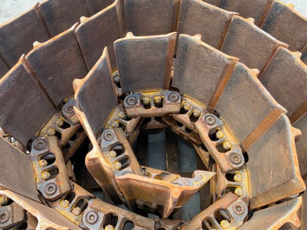 KOMATSU DOZER CHAINS AND PADS.......5640. 270186856