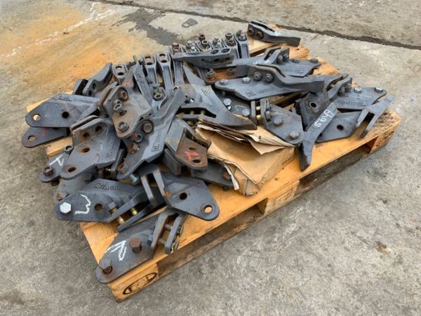 UNUSED MINI DIGGER BUCKET TEETH........5649.... 273736294