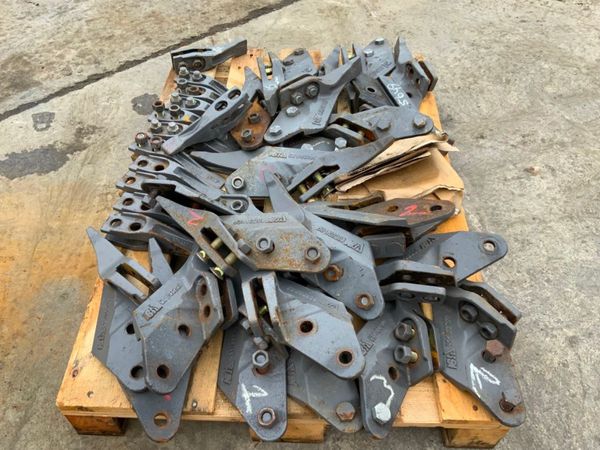 UNUSED MINI DIGGER BUCKET TEETH........5649.... 273736293