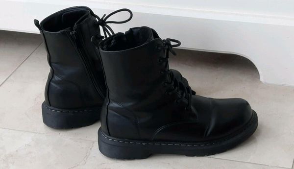 Black leather ladies boots size 6 sale