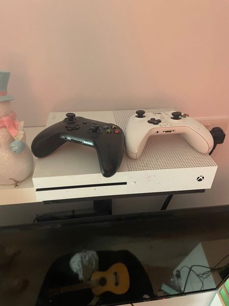 Xbox one with 2 controllers store for sale