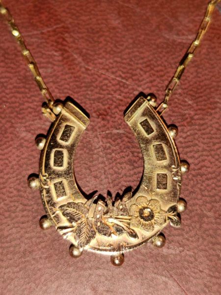 9ct gold hot sale horseshoe necklace