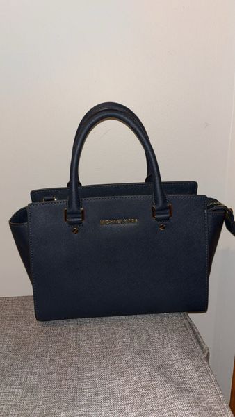 Michael kors 2025 navy bag sale