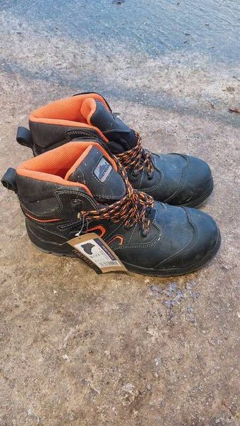 Safety boots uk clearance sale