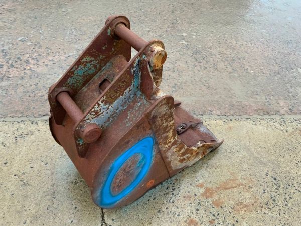 18" DIGGING BUCKET....45mm PINS......E864. 288524470