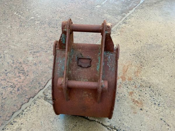 18" DIGGING BUCKET....45mm PINS......E864. 288524471