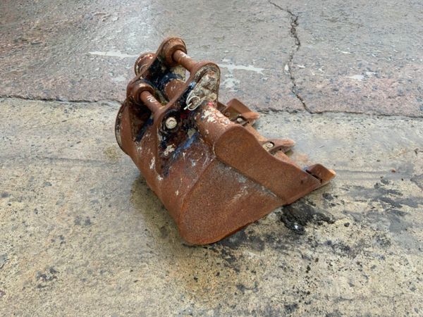 18" MINI DIGGER BUCKET...30mm PINS.....1830 288544021
