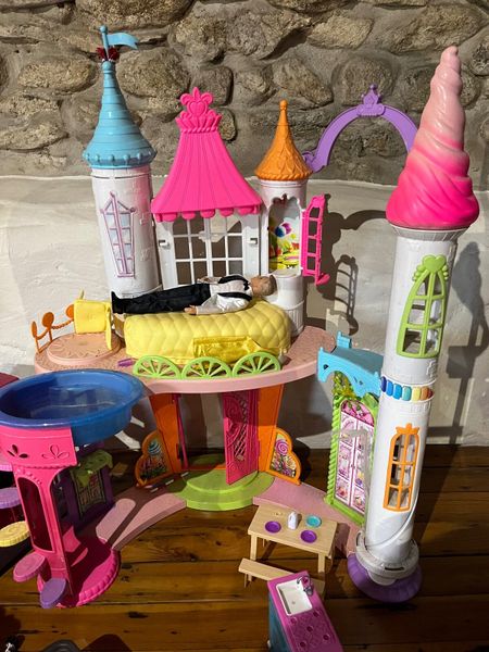 Barbie sweetville online castle