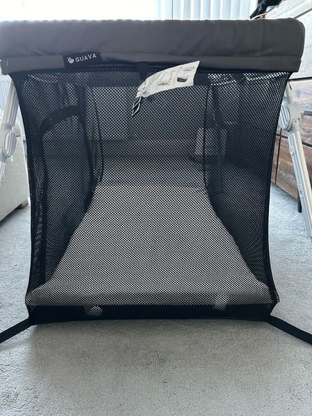 Putting up a travel sales cot