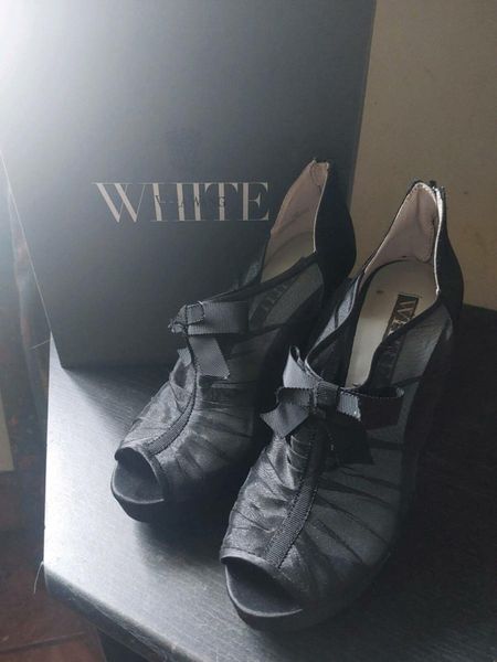 Vera wang sale wedge shoes