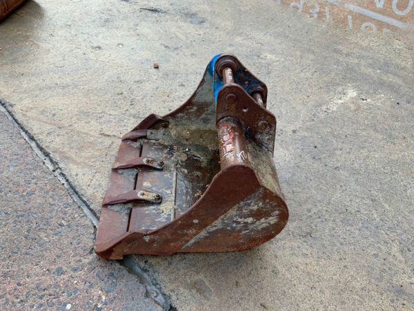 24" DIGGING BUCKET.......30mm PINS......  U25 289065729
